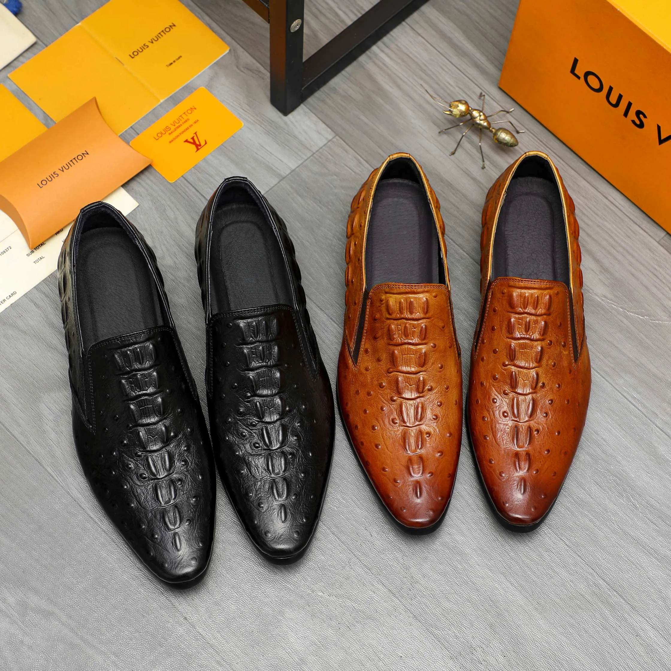 Men's shoes 💰500 Product trademark: LV "Louis Vuitton" business slip-on leather shoes Regular size: 37-46 Product material: Selected crocodile pattern cowhide upper, pigskin lining, rubber outsole